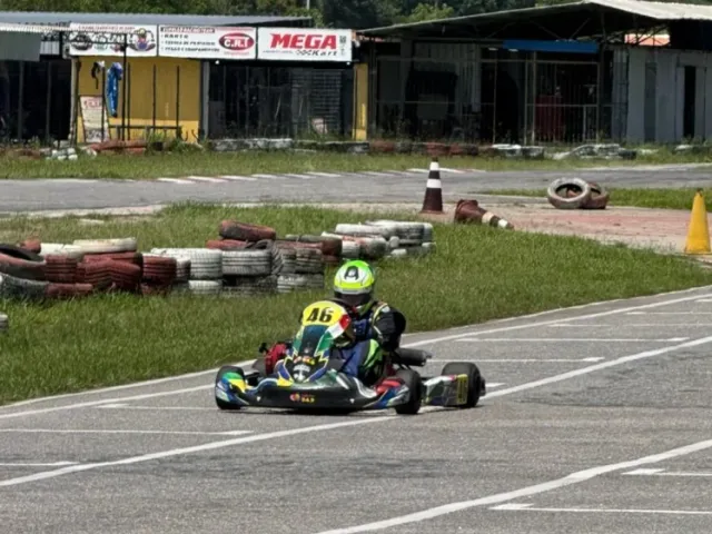 Kart número 12 em reta de asfalto durante etapa de corrida